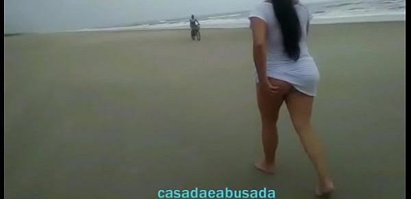  casadaeabusada sem calcinha provocando na praia